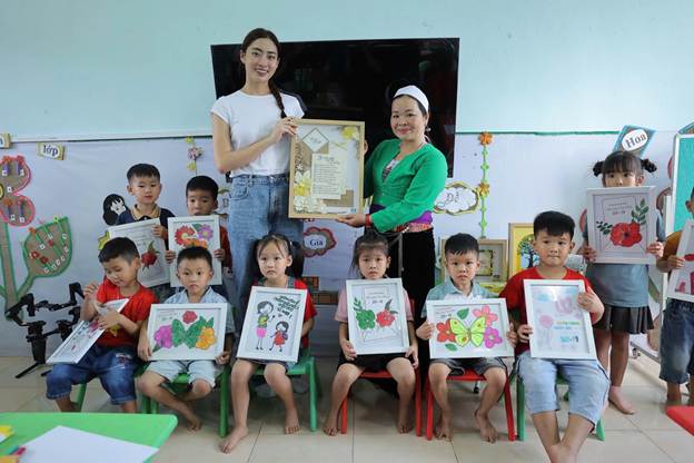 A group of children holding art
AI-generated content may be incorrect.