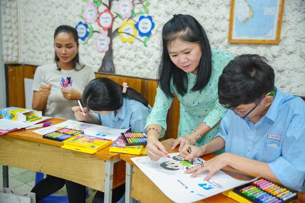 A group of people drawing on paper
AI-generated content may be incorrect.