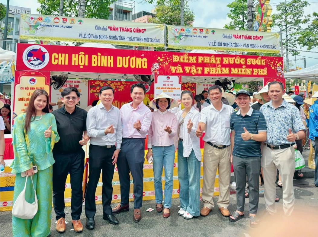 Chi hội Bình Dương tổ chức chương trình: Phát nước suối và vật phẩm miễn phí tại Lễ hội Miếu Bà Thiên Hậu Bình Dương 2026