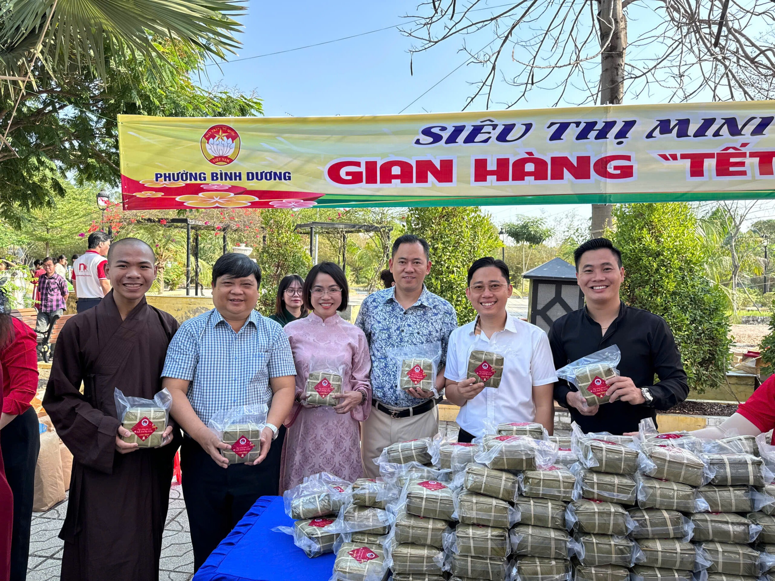 Trao tặng cho người dân khó khăn 