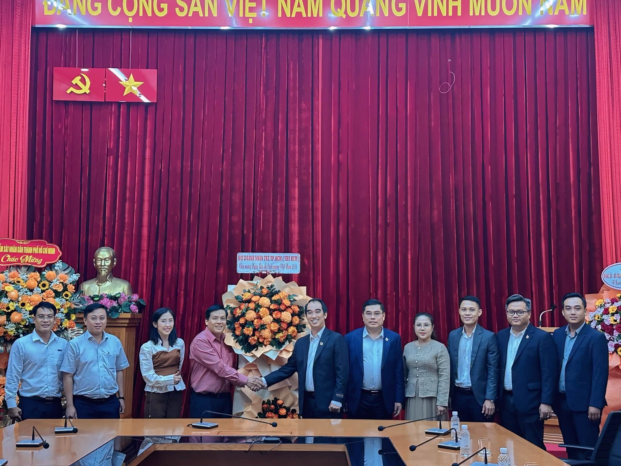 Hội Doanh nhân Trẻ TP.HCM thăm và chúc mừng các cơ quan báo chí nhân kỷ niệm 101 năm Ngày Báo chí Cách mạng Việt Nam