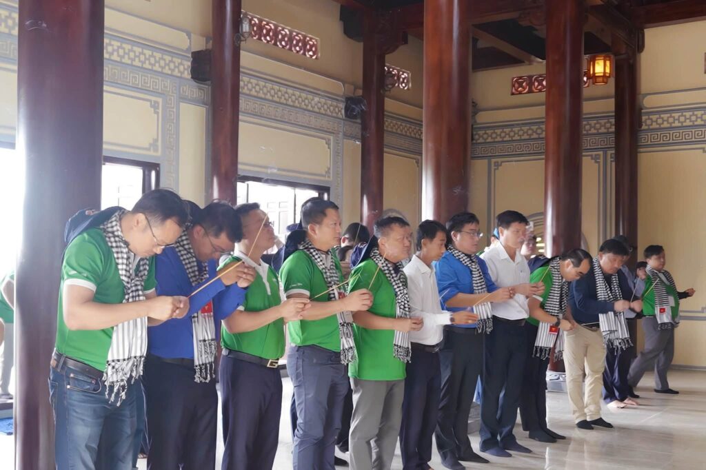 Hành trình Sức khỏe Xanh Mùa 4 tri ân các Anh hùng Liệt sĩ tại Nghĩa trang Liệt sĩ Giá Rai