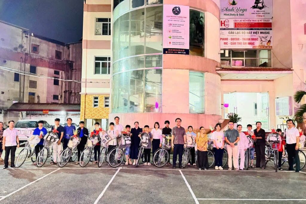 Lan tỏa trách nhiệm xã hội: Chi hội Bình Dương trao quà, tiếp sức học sinh có hoàn cảnh khó khăn