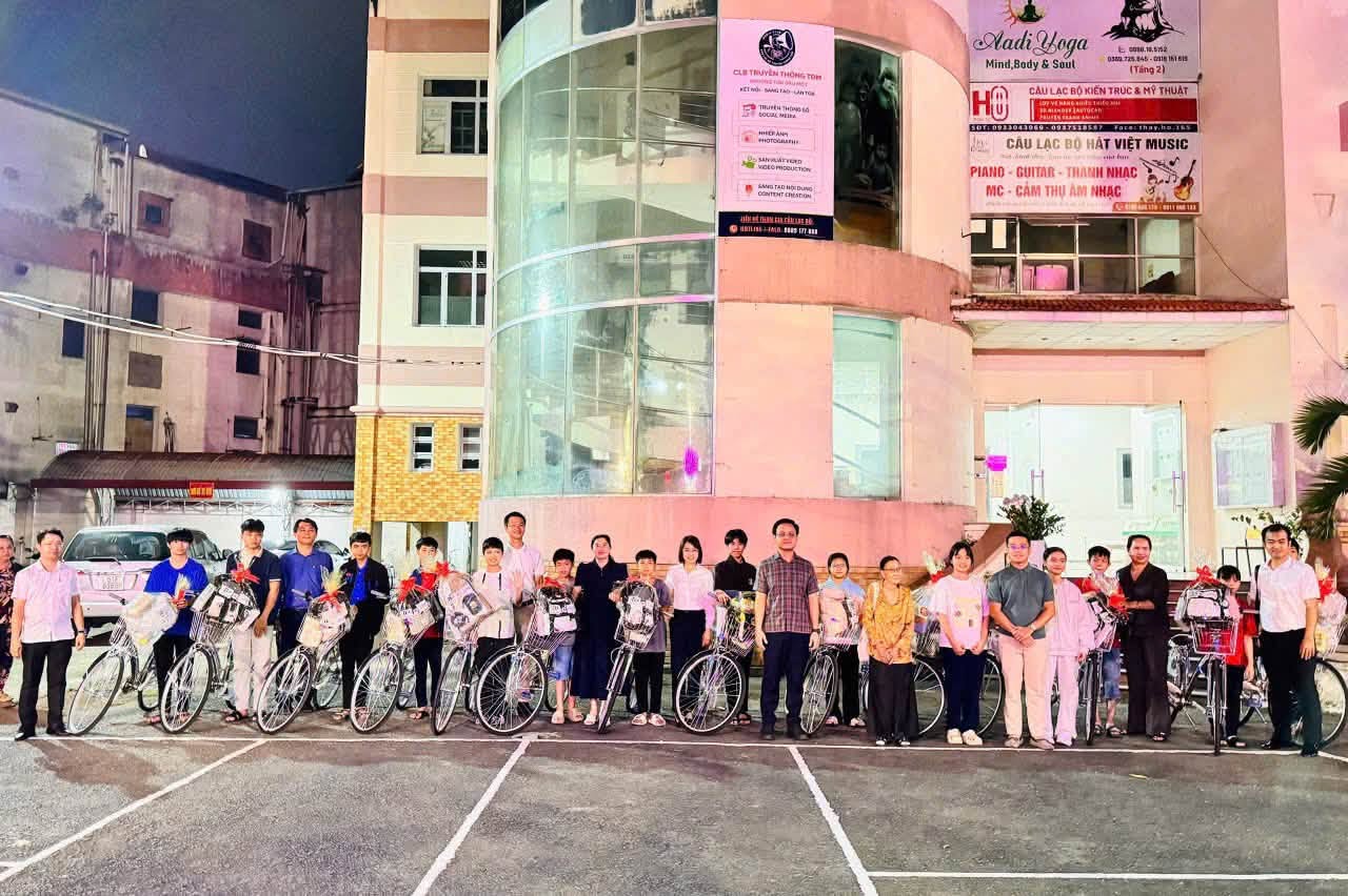 Lan tỏa trách nhiệm xã hội: Chi hội Bình Dương trao quà, tiếp sức học sinh có hoàn cảnh khó khăn