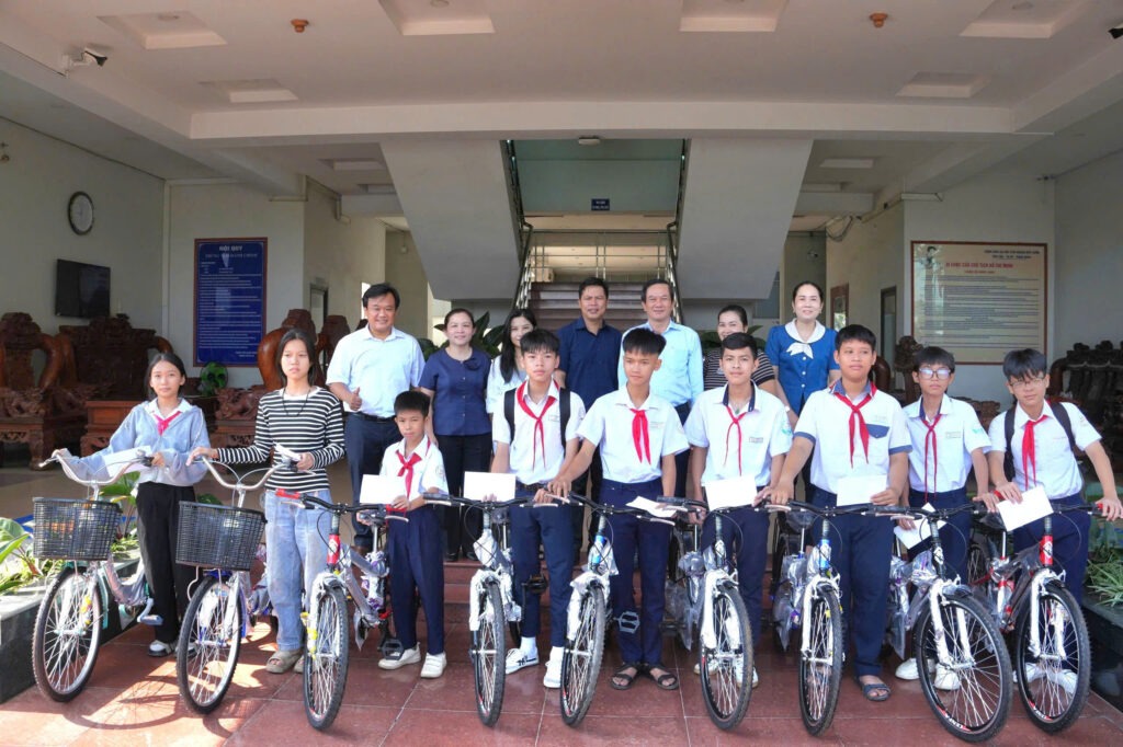 Chi hội Dĩ An đồng hành cùng học sinh có hoàn cảnh khó khăn